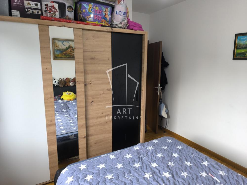 Stan na prodaju u Beogradu, Zemun, trosoban, 67m2, cena 217750 evra