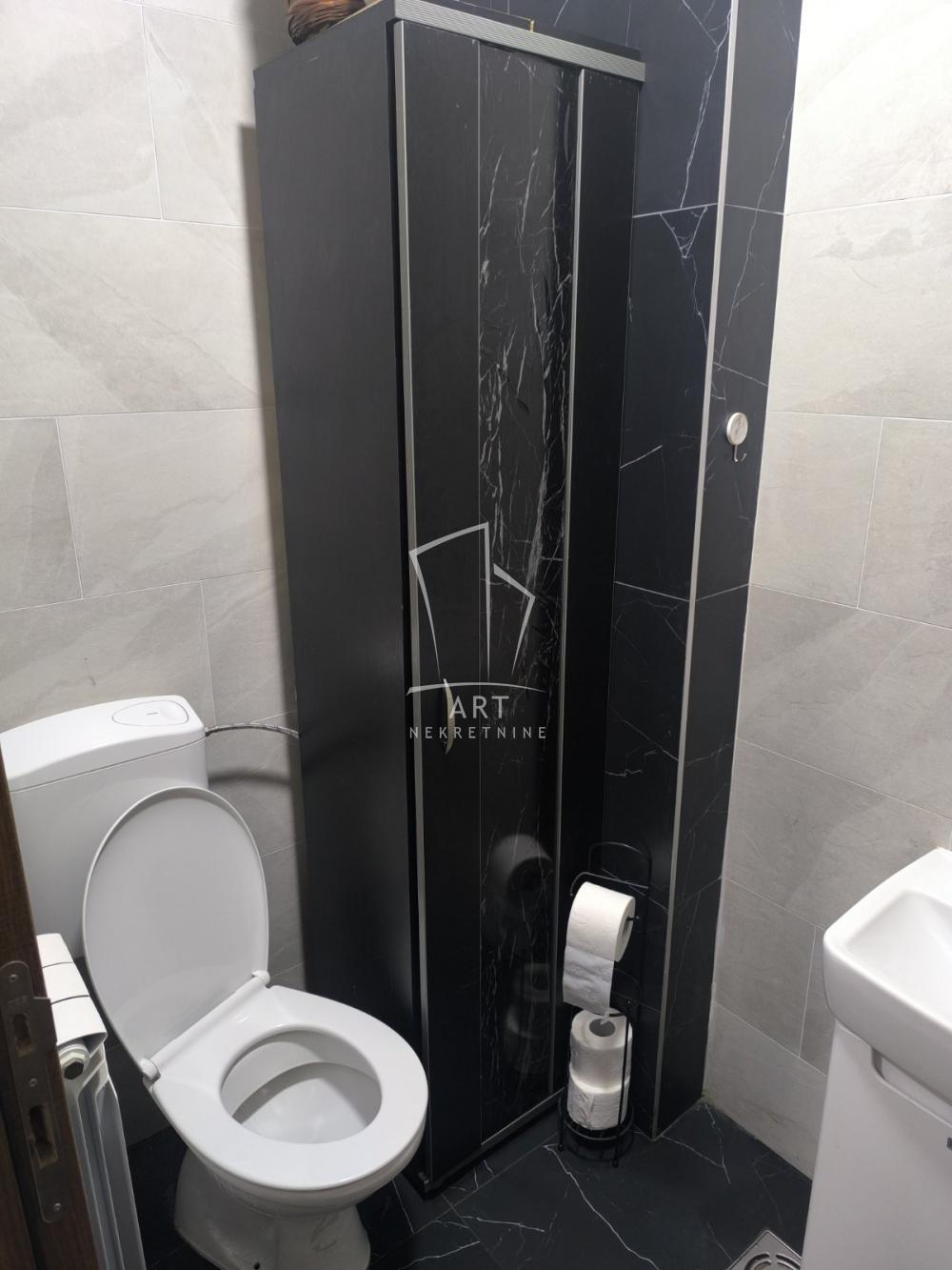 Stan na prodaju u Beogradu, Zemun, trosoban, 67m2, cena 217750 evra