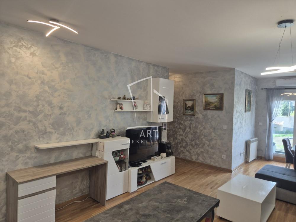 Stan na prodaju u Beogradu, Zemun, trosoban, 67m2, cena 217750 evra