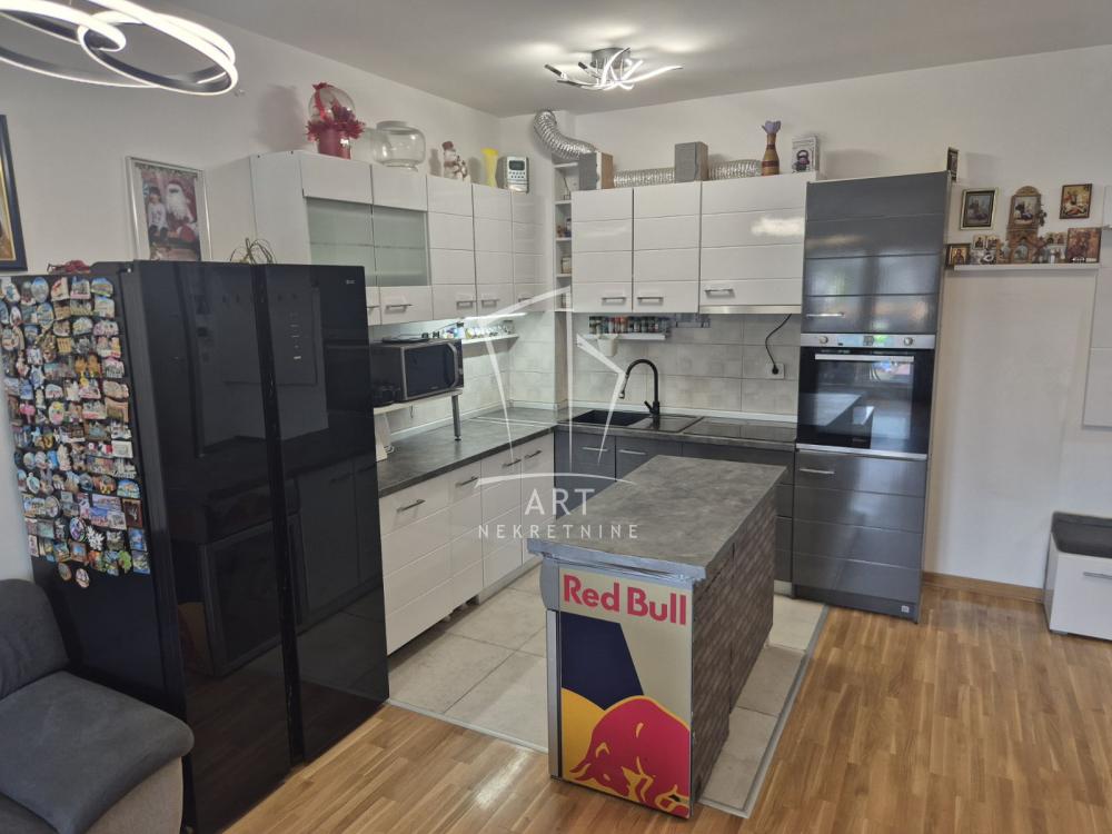 Stan na prodaju u Beogradu, Zemun, trosoban, 67m2, cena 217750 evra