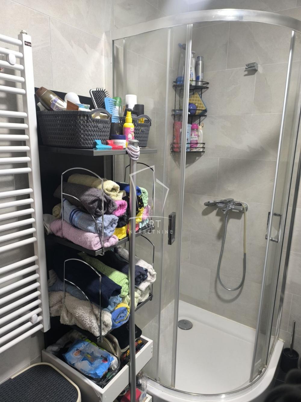 Stan na prodaju u Beogradu, Zemun, trosoban, 67m2, cena 217750 evra