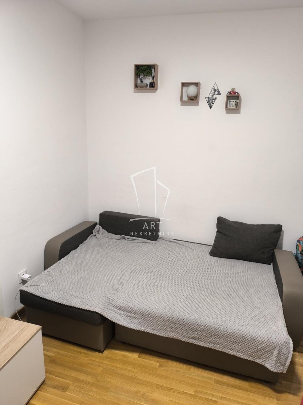 Stan na prodaju u Beogradu, Zemun, trosoban, 67m2, cena 217750 evra