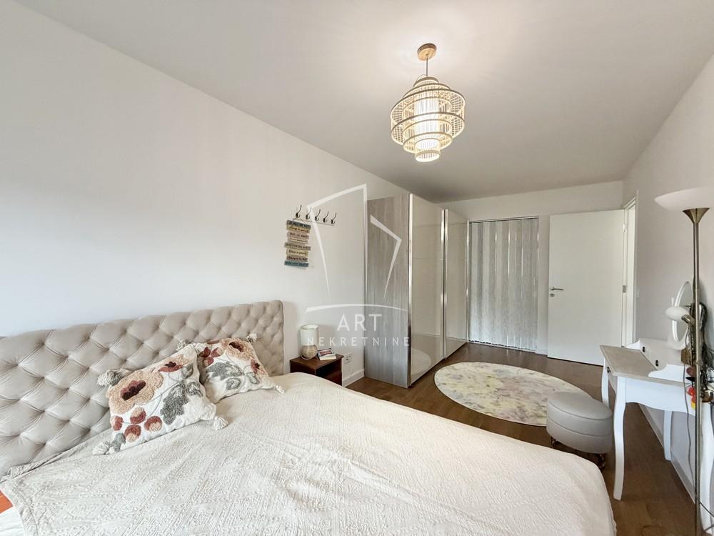 Stan na prodaju u Beogradu, Zemun, troiposoban, 94m2, cena 340000 evra