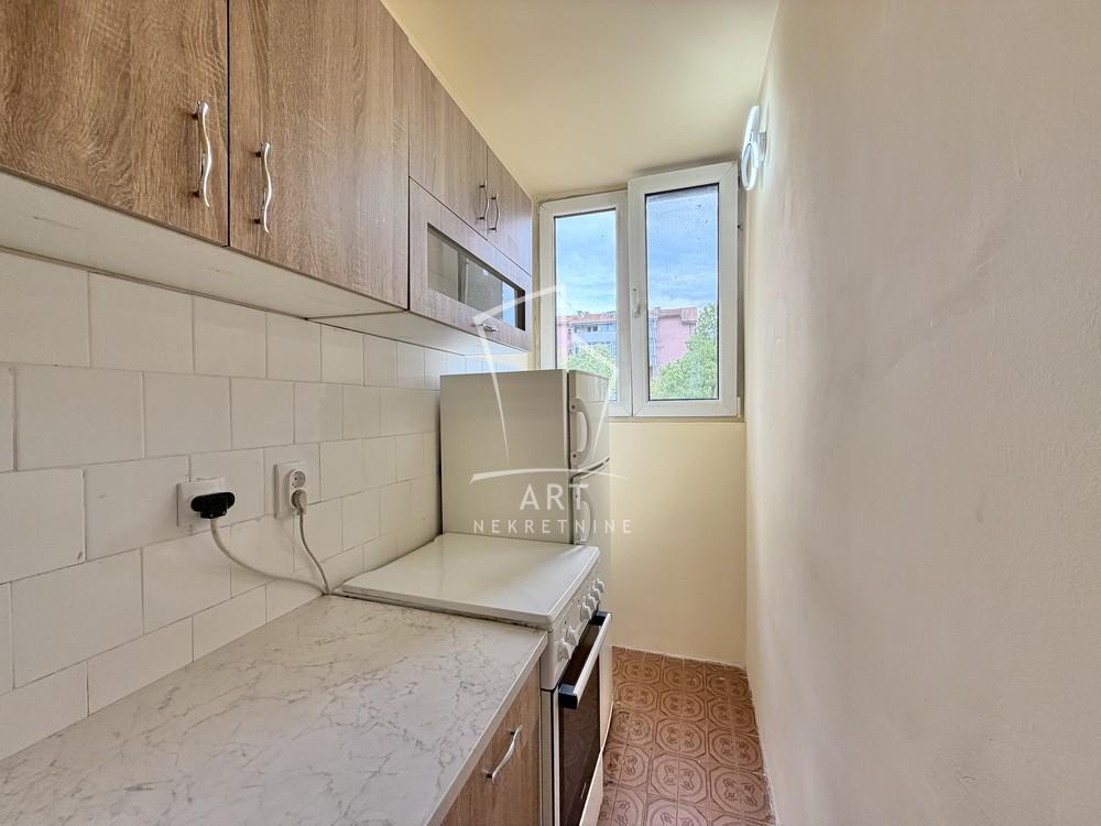 Stan na prodaju u Beogradu, Karaburma, dvoiposoban, 44m2, cena 149900 evra