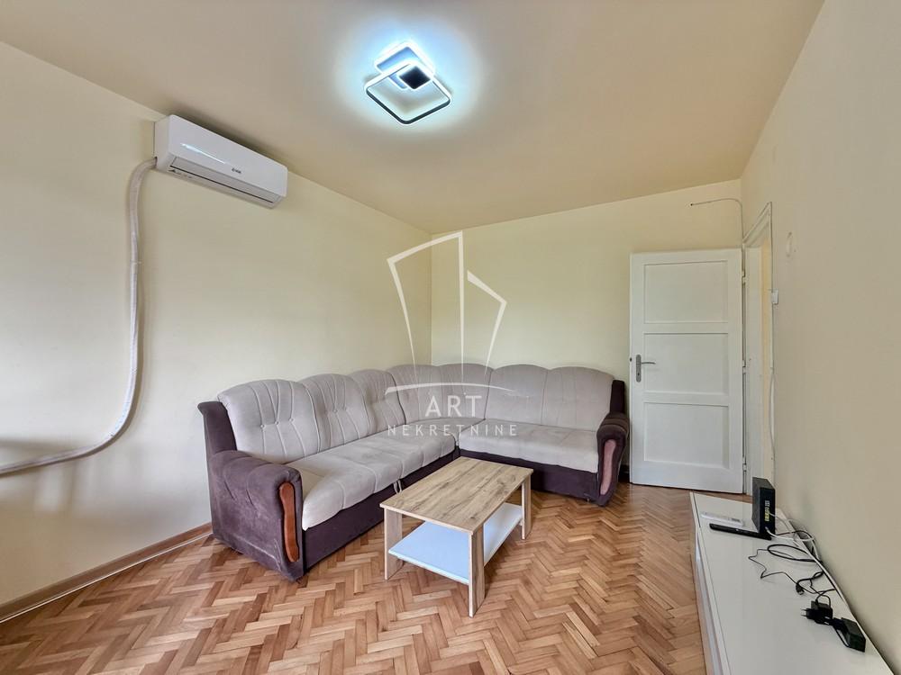 Stan na prodaju u Beogradu, Karaburma, dvoiposoban, 44m2, cena 149900 evra