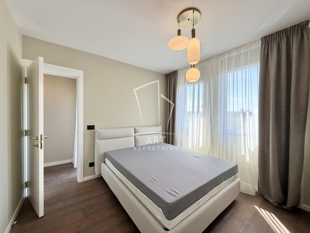 Stan na prodaju u Beogradu, Zemun, trosoban, 85m2, cena 288000 evra