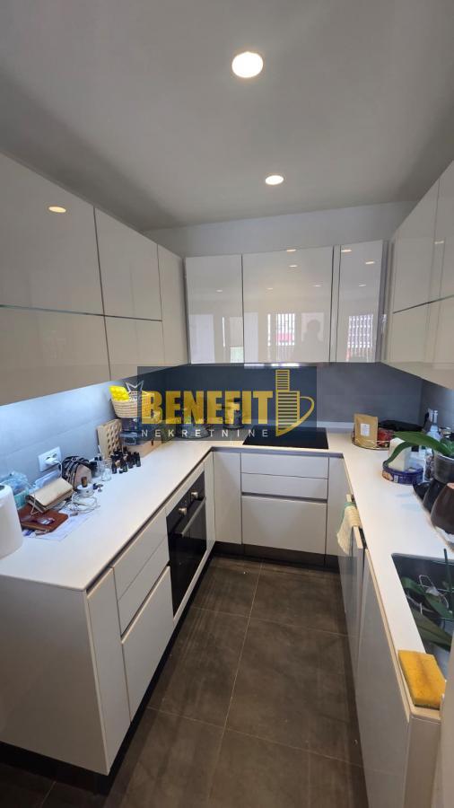 Stan na prodaju u Beogradu, Novi Beograd blok 65, trosoban, 90m2, cena 480000 evra