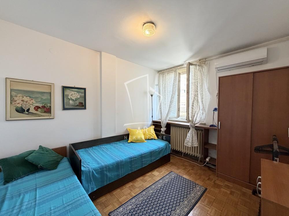 Stan na prodaju u Beogradu, Novi Beograd blok 21 (10. gimnazija), dvoiposoban, 55m2, cena 191000 evra