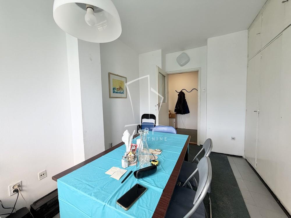 Stan na prodaju u Beogradu, Novi Beograd blok 21 (10. gimnazija), dvoiposoban, 55m2, cena 191000 evra