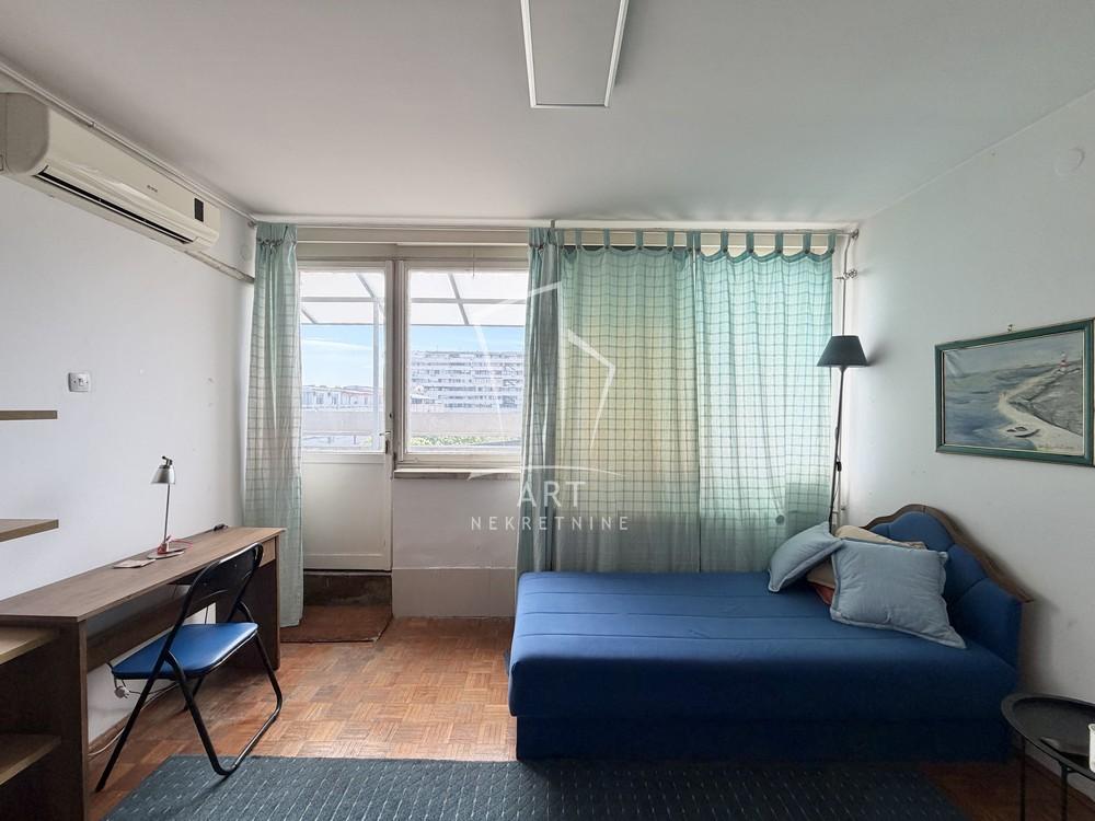 Stan na prodaju u Beogradu, Novi Beograd blok 21 (10. gimnazija), dvoiposoban, 55m2, cena 191000 evra