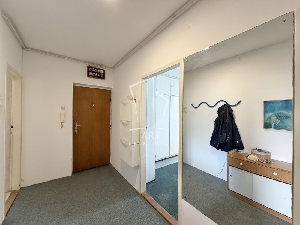 Stan na prodaju u Beogradu, Novi Beograd blok 21 (10. gimnazija), dvoiposoban, 55m2, cena 191000 evra