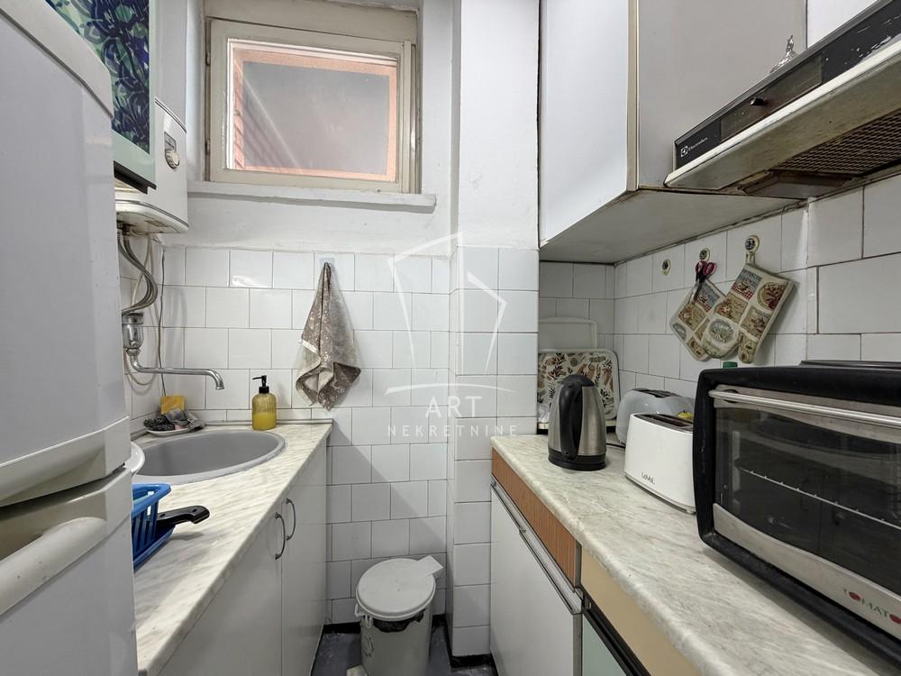 Stan na prodaju u Beogradu, Novi Beograd blok 21 (10. gimnazija), dvoiposoban, 55m2, cena 191000 evra