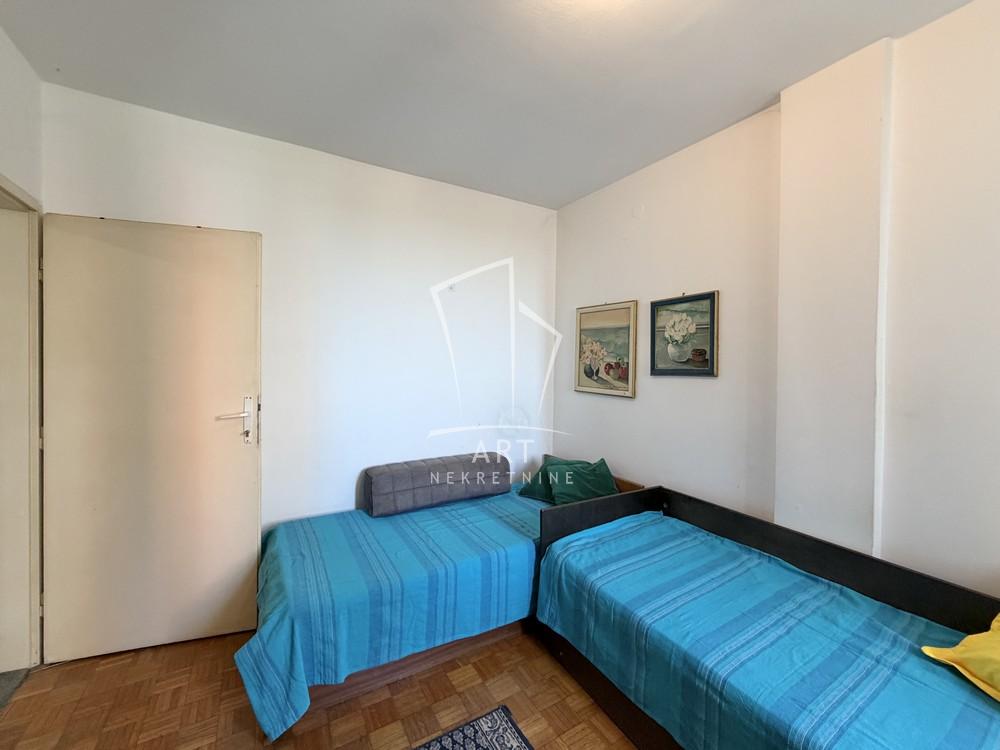 Stan na prodaju u Beogradu, Novi Beograd blok 21 (10. gimnazija), dvoiposoban, 55m2, cena 191000 evra