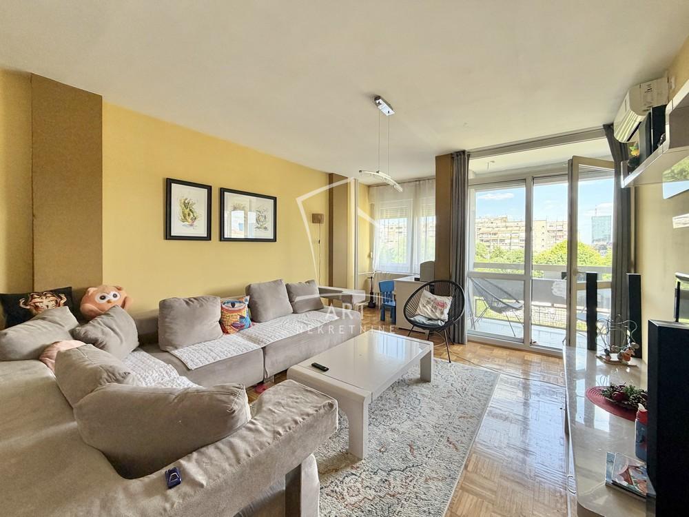 Stan na prodaju u Beogradu, Novi Beograd, troiposoban, 85m2, cena 370000 evra