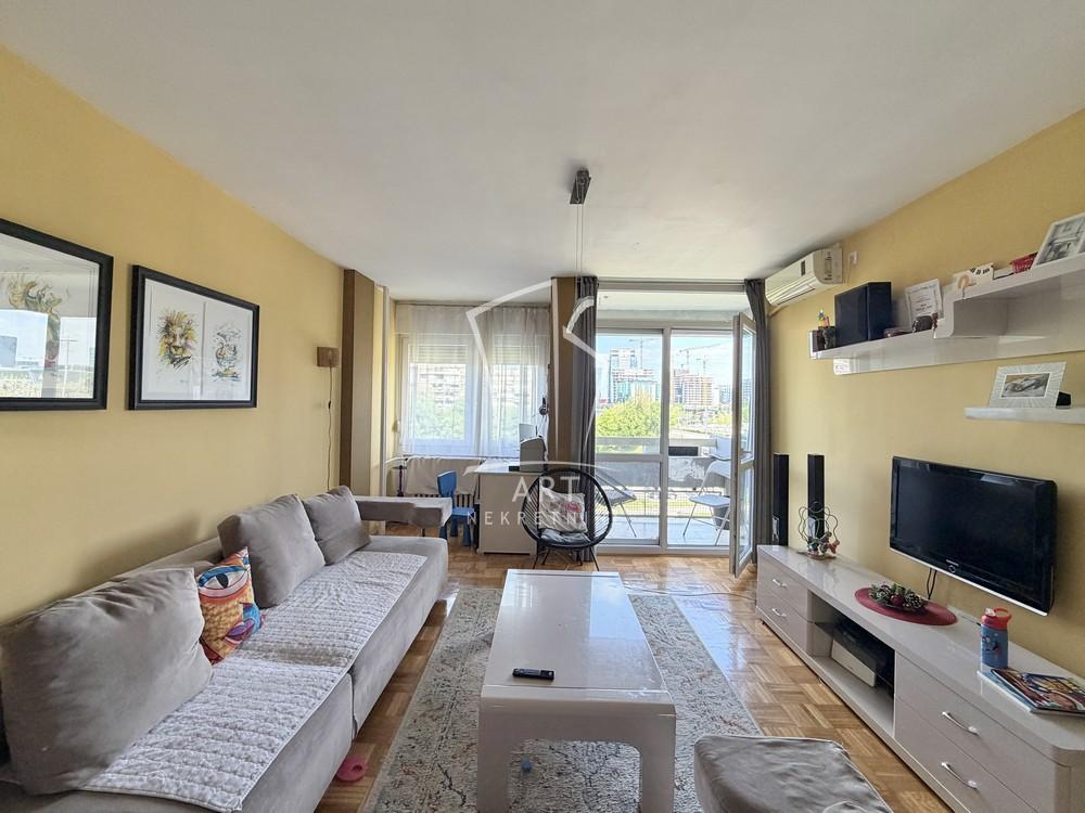 Stan na prodaju u Beogradu, Novi Beograd, troiposoban, 85m2, cena 370000 evra