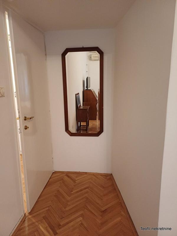 Stan na prodaju u Beogradu, Kalenić pijaca, dvoiposoban, 60m2, cena 297000 evra