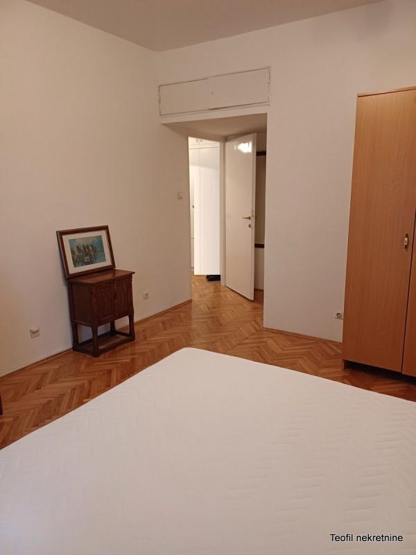 Stan na prodaju u Beogradu, Kalenić pijaca, dvoiposoban, 60m2, cena 297000 evra