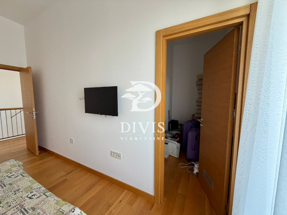 Stan na prodaju u Beogradu, Zemun centar,Zemun, cetvorosoban, 115m2, cena 380000 evra