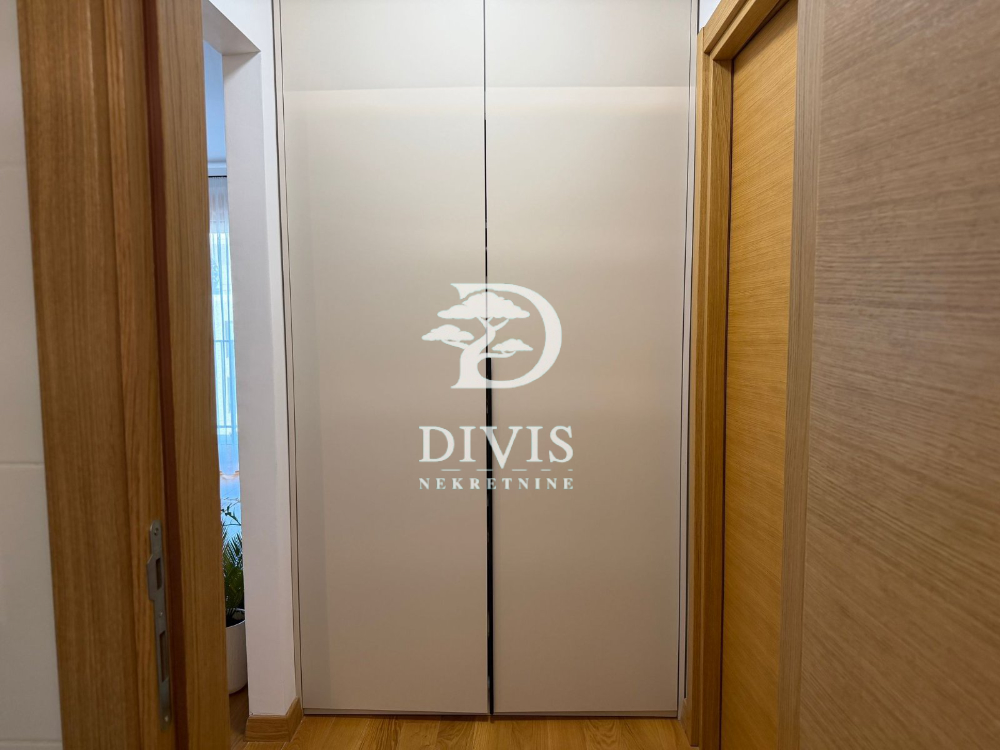 Stan na prodaju u Beogradu, Zemun centar,Zemun, cetvorosoban, 115m2, cena 380000 evra