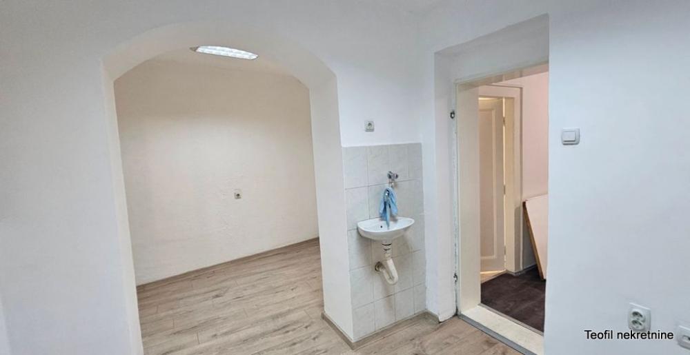 Stan na prodaju u Beogradu, Vračar, trosoban, 60m2, cena 180000 evra