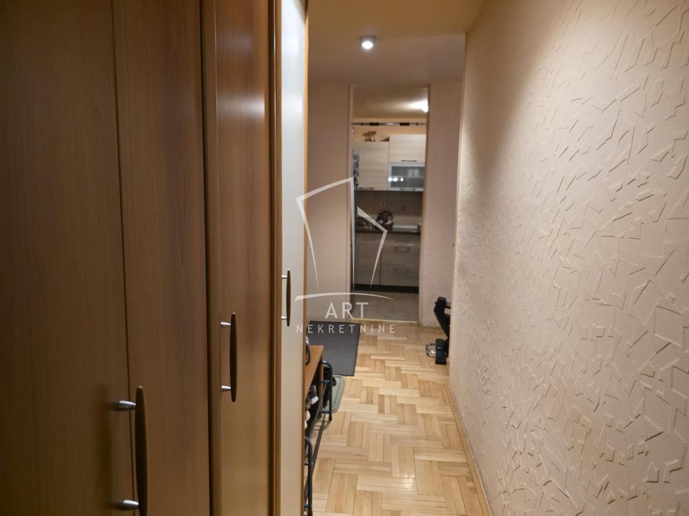 Stan na prodaju u Beogradu, Banovo brdo, dvoiposoban, 51m2, cena 180000 evra
