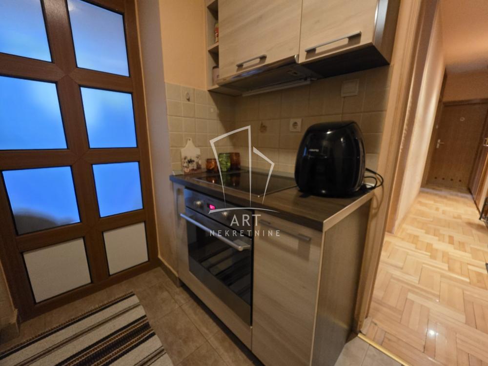 Stan na prodaju u Beogradu, Banovo brdo, dvoiposoban, 51m2, cena 180000 evra