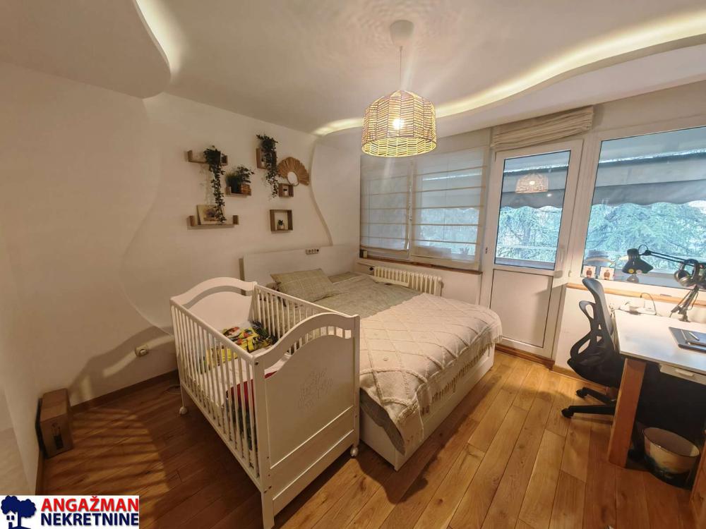 Stan na prodaju u Beogradu, Novi Beograd blok 33 (Genex kula), dvoiposoban, 65m2, cena 275000 evra