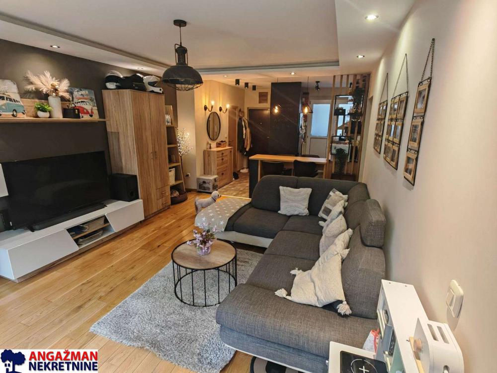 Stan na prodaju u Beogradu, Novi Beograd blok 33 (Genex kula), dvoiposoban, 65m2, cena 275000 evra
