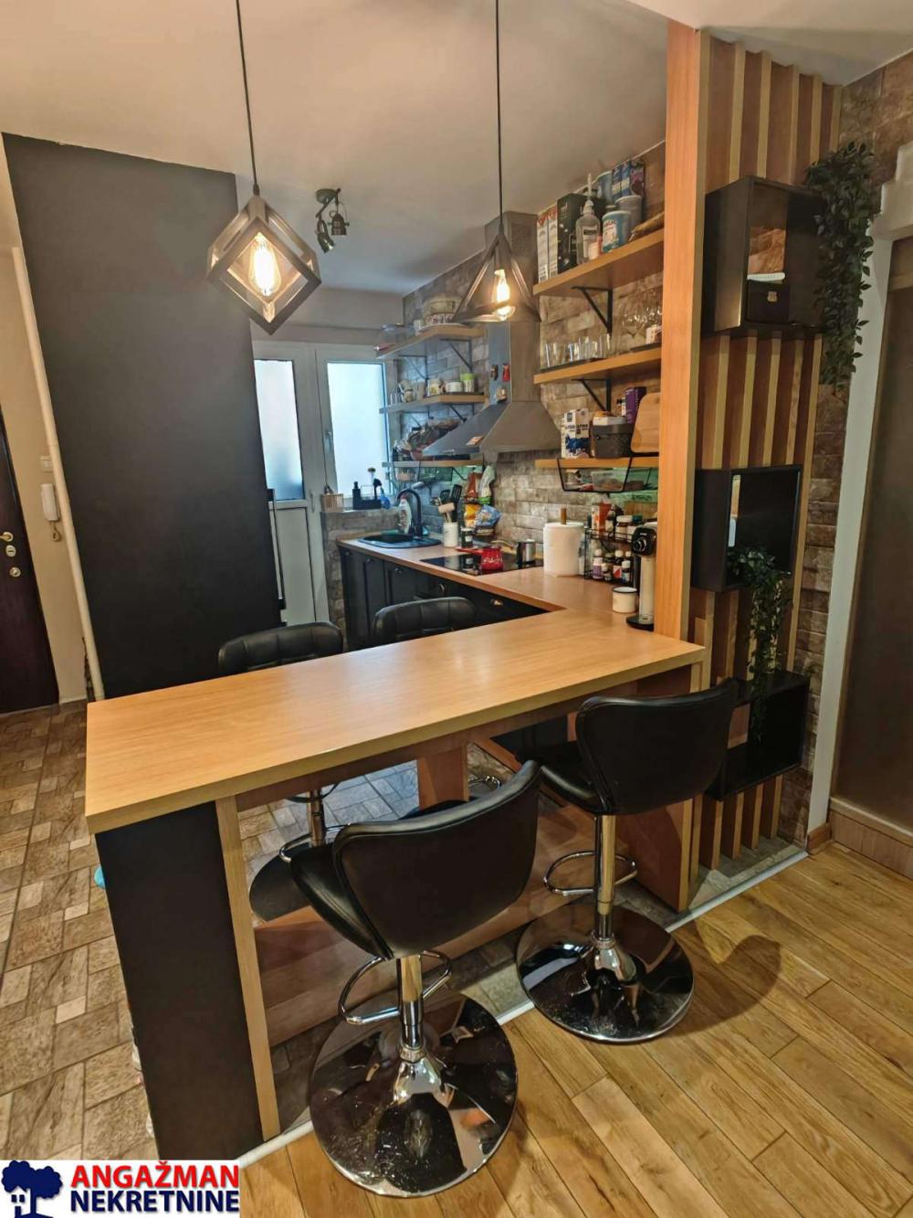 Stan na prodaju u Beogradu, Novi Beograd blok 33 (Genex kula), dvoiposoban, 65m2, cena 275000 evra