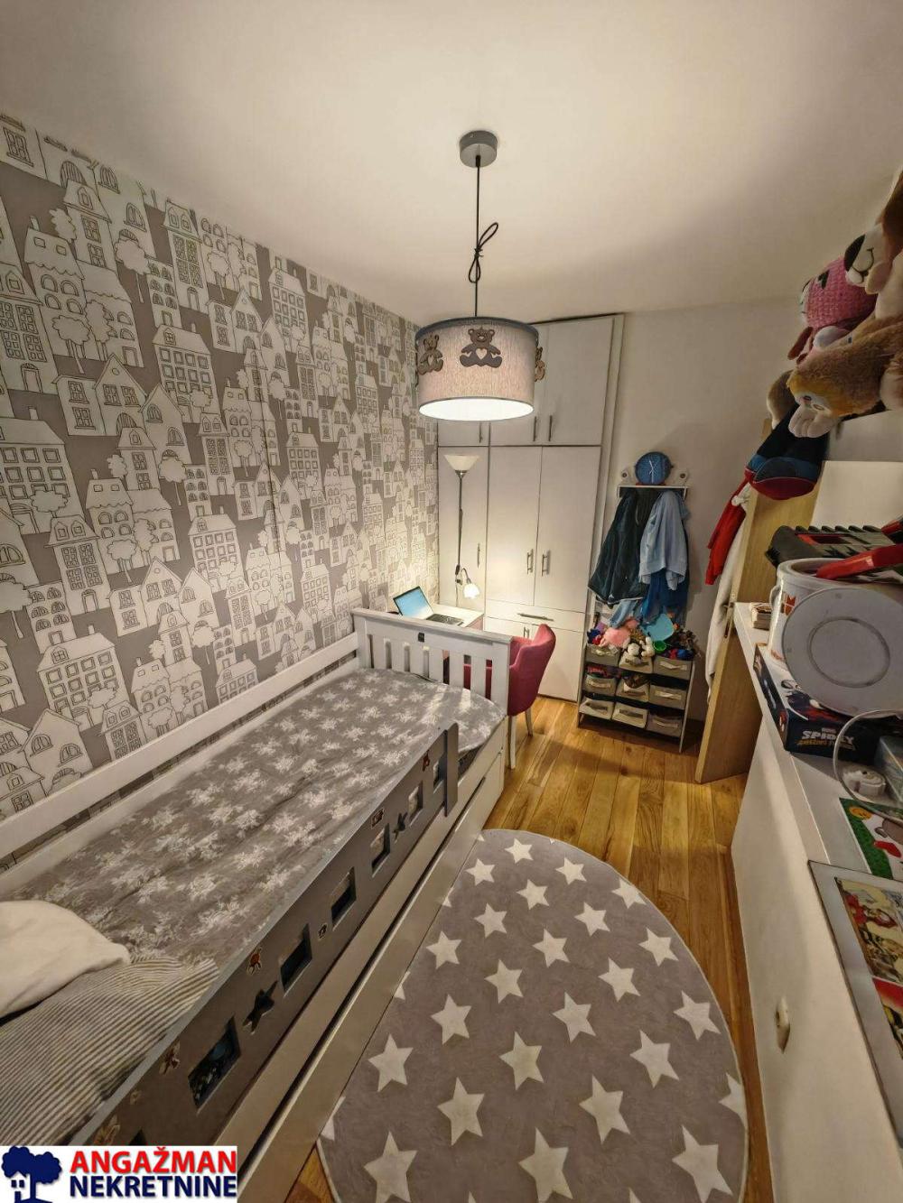 Stan na prodaju u Beogradu, Novi Beograd blok 33 (Genex kula), dvoiposoban, 65m2, cena 275000 evra