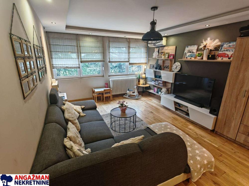 Stan na prodaju u Beogradu, Novi Beograd blok 33 (Genex kula), dvoiposoban, 65m2, cena 275000 evra