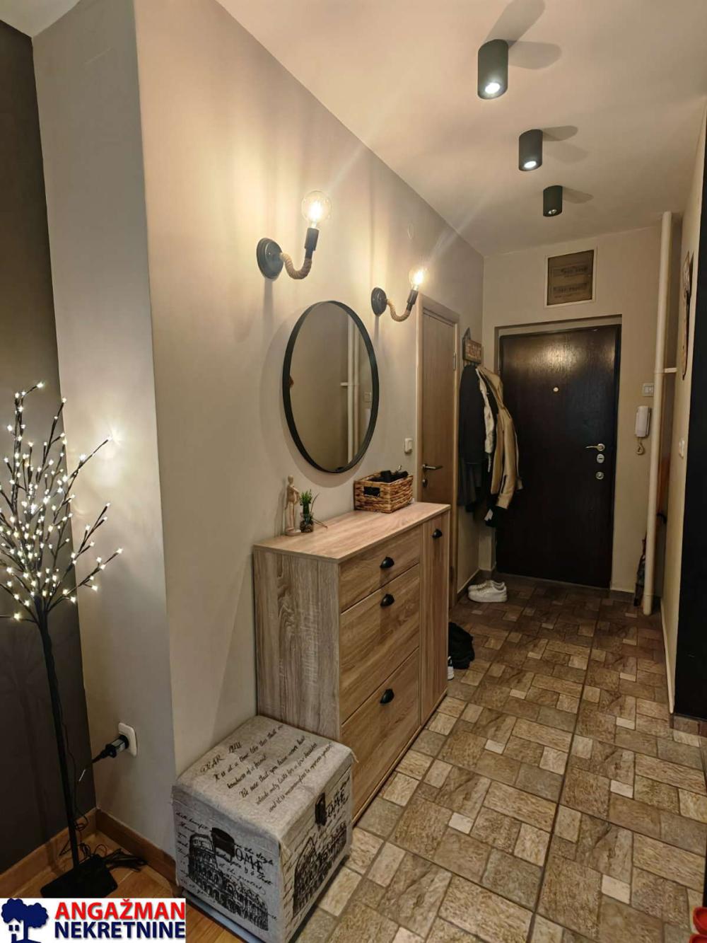 Stan na prodaju u Beogradu, Novi Beograd blok 33 (Genex kula), dvoiposoban, 65m2, cena 275000 evra