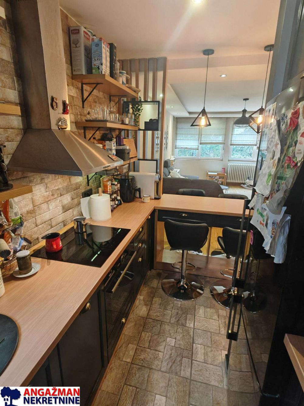 Stan na prodaju u Beogradu, Novi Beograd blok 33 (Genex kula), dvoiposoban, 65m2, cena 275000 evra