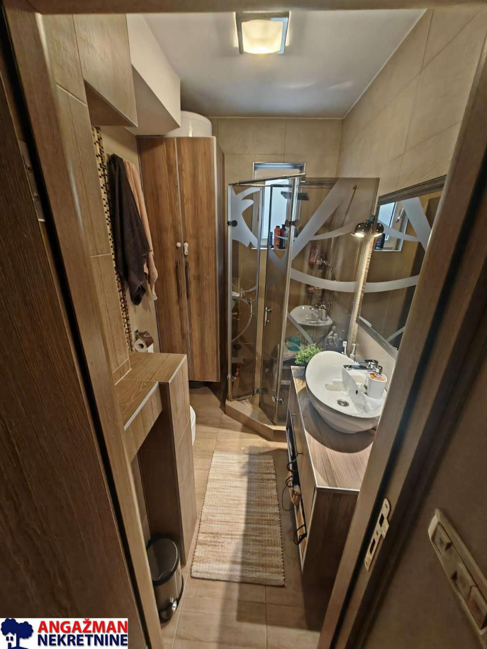 Stan na prodaju u Beogradu, Novi Beograd blok 33 (Genex kula), dvoiposoban, 65m2, cena 275000 evra