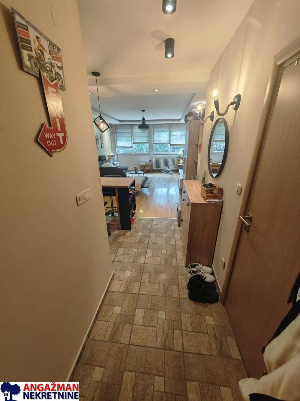 Stan na prodaju u Beogradu, Novi Beograd blok 33 (Genex kula), dvoiposoban, 65m2, cena 275000 evra