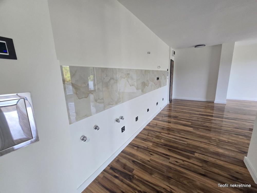 Stan na prodaju u Beogradu, Novi Beograd blok 28 (Potkovica), trosoban, 80m2, cena 278900 evra