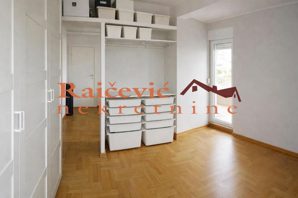 Stan na prodaju u Beogradu, Čubura, trosoban, 82m2, cena 390000 evra