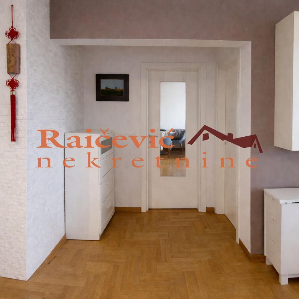 Stan na prodaju u Beogradu, Čubura, trosoban, 82m2, cena 390000 evra