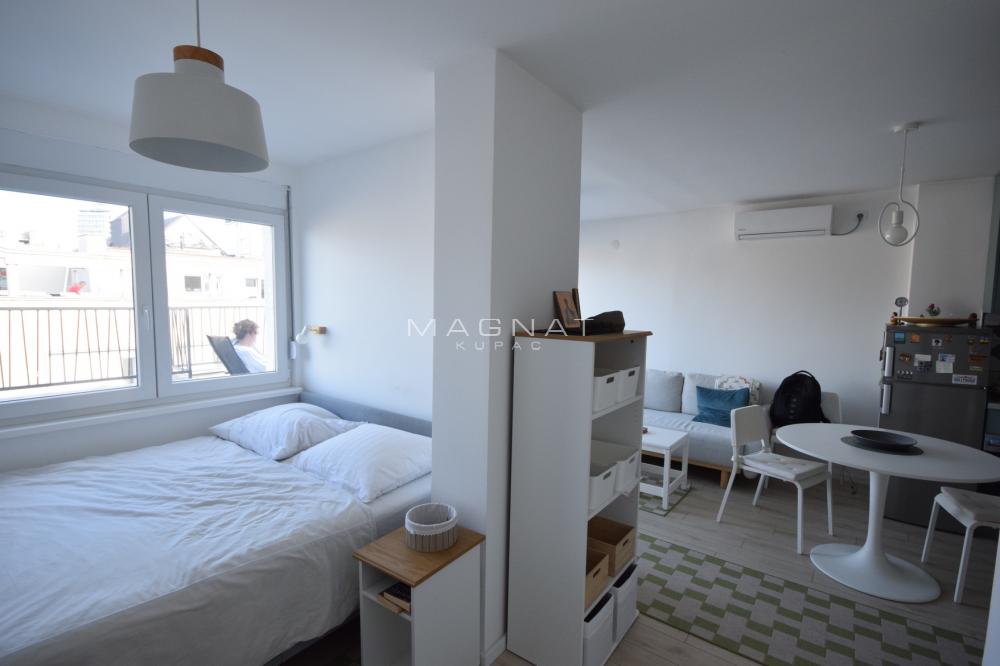 Stan na prodaju u Beogradu, Stari grad, jednoiposoban, 31m2, cena 175000 evra