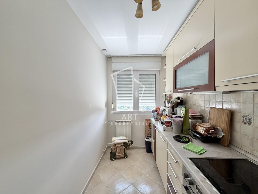 Stan na prodaju u Beogradu, Novi Beograd blok 28 (Potkovica), dvosoban, 57m2, cena 250000 evra