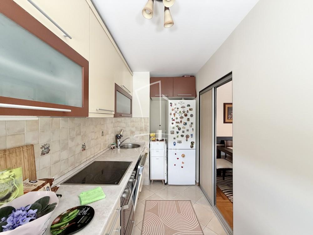 Stan na prodaju u Beogradu, Novi Beograd blok 28 (Potkovica), dvosoban, 57m2, cena 250000 evra