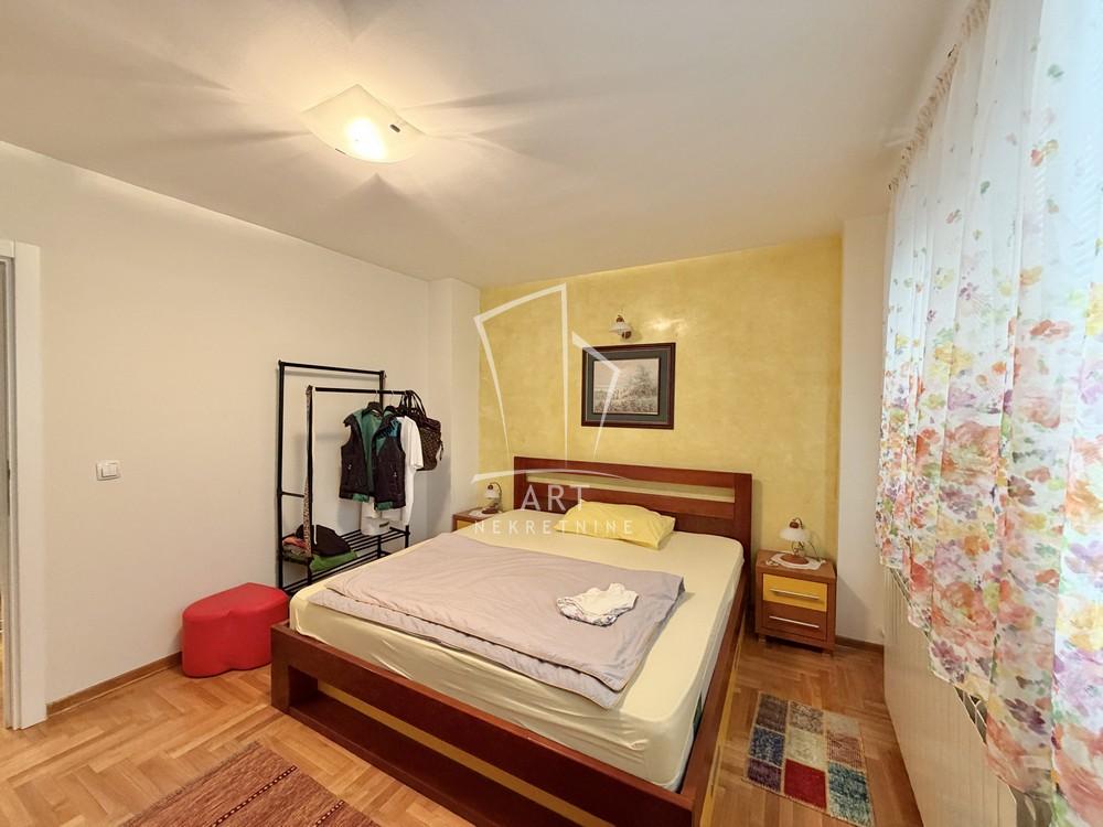 Stan na prodaju u Beogradu, Novi Beograd blok 28 (Potkovica), dvosoban, 57m2, cena 250000 evra