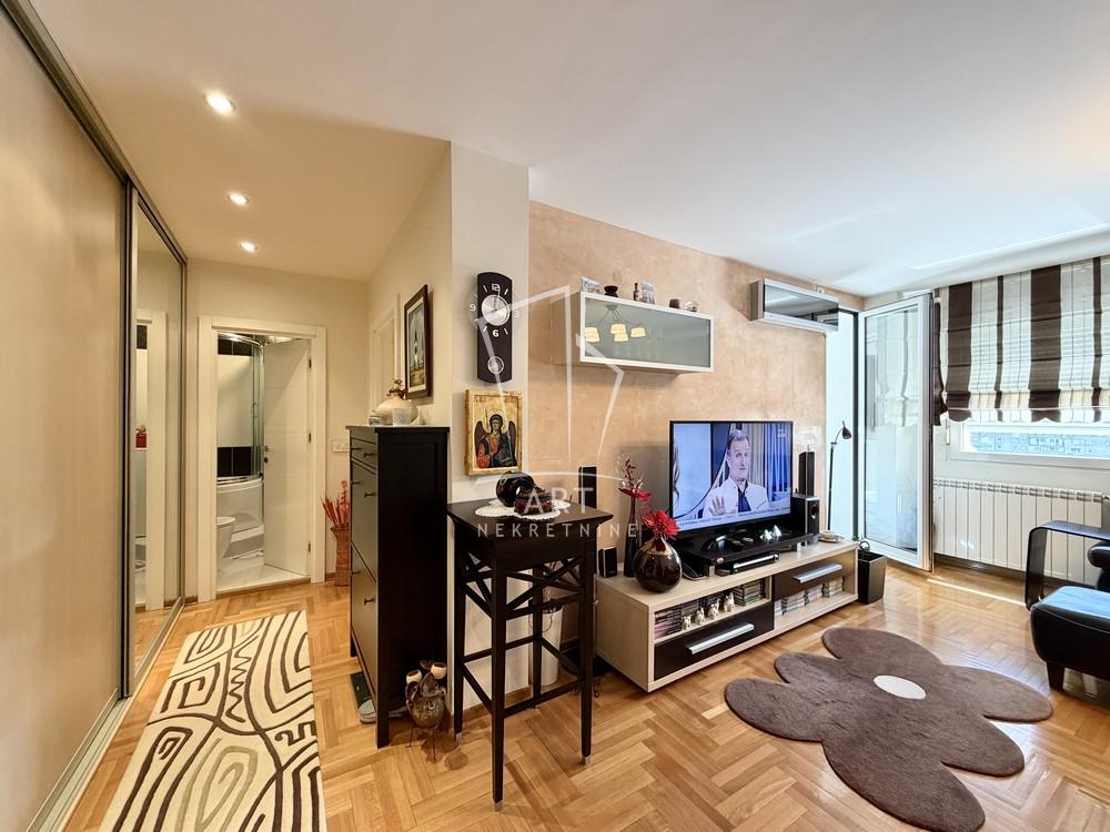 Stan na prodaju u Beogradu, Novi Beograd blok 28 (Potkovica), dvosoban, 57m2, cena 250000 evra