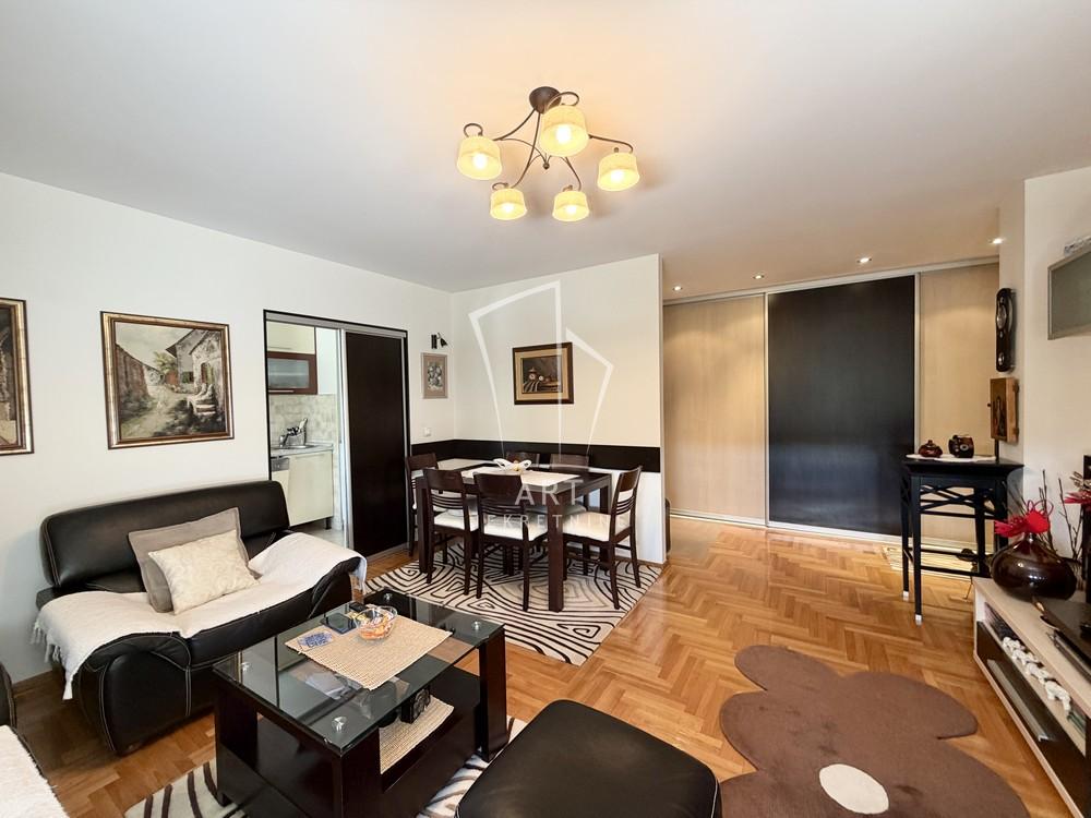 Stan na prodaju u Beogradu, Novi Beograd blok 28 (Potkovica), dvosoban, 57m2, cena 250000 evra