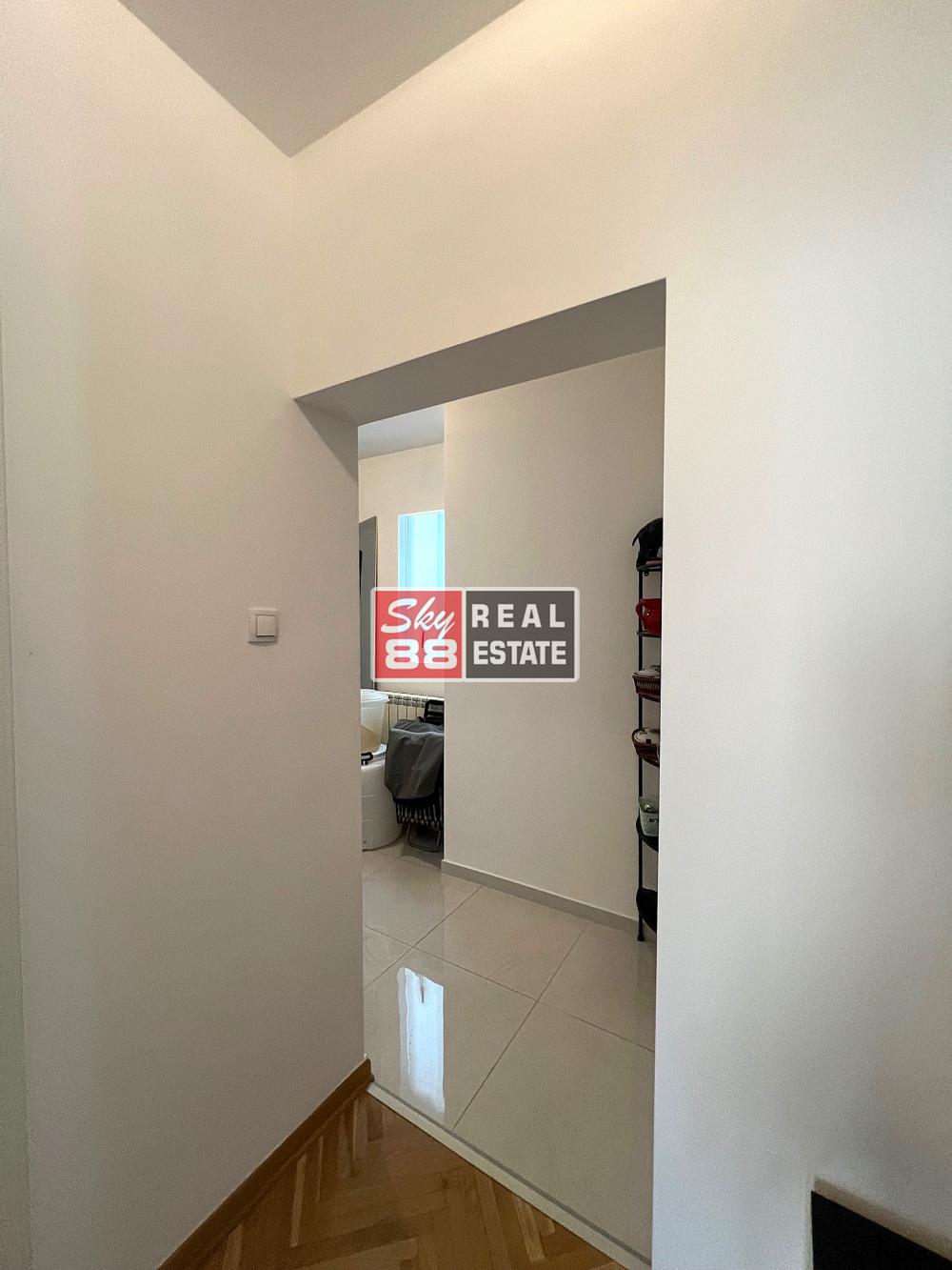 Stan na prodaju u Beogradu, Vračar, cetvorosoban, 76m2, cena 360000 evra