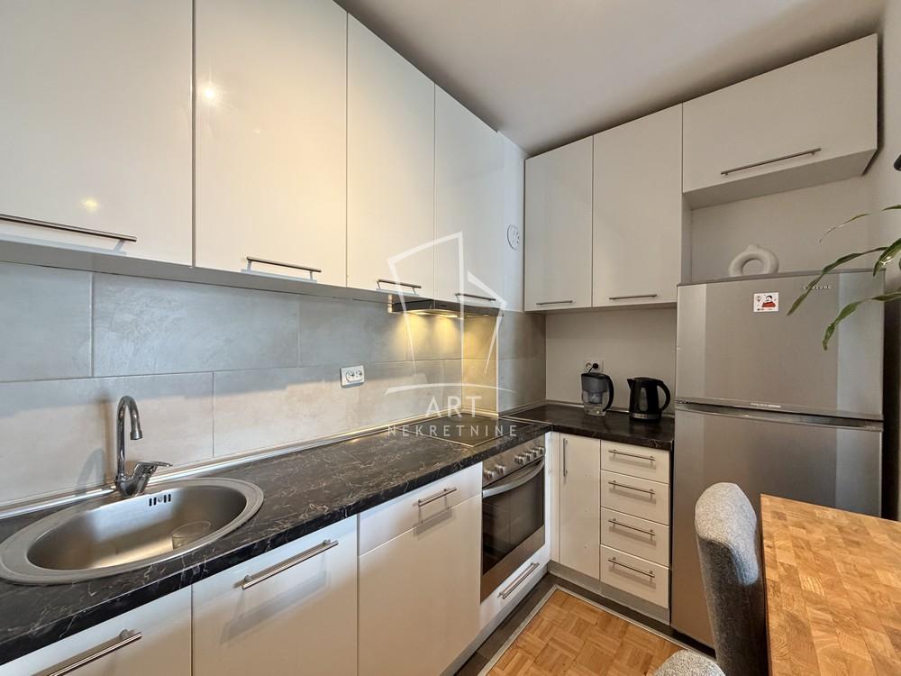 Stan na prodaju u Beogradu, Novi Beograd blok 11 (Hotel Jugoslavija), jednoiposoban, 48m2, cena 219900 evra