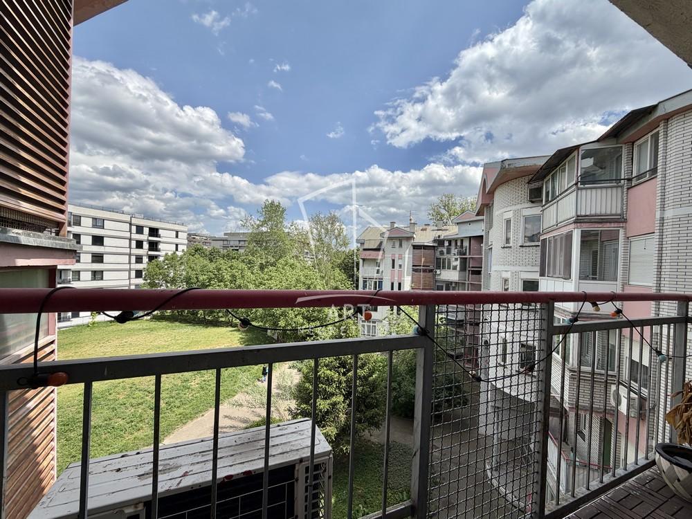 Stan na prodaju u Beogradu, Novi Beograd blok 11 (Hotel Jugoslavija), jednoiposoban, 48m2, cena 219900 evra