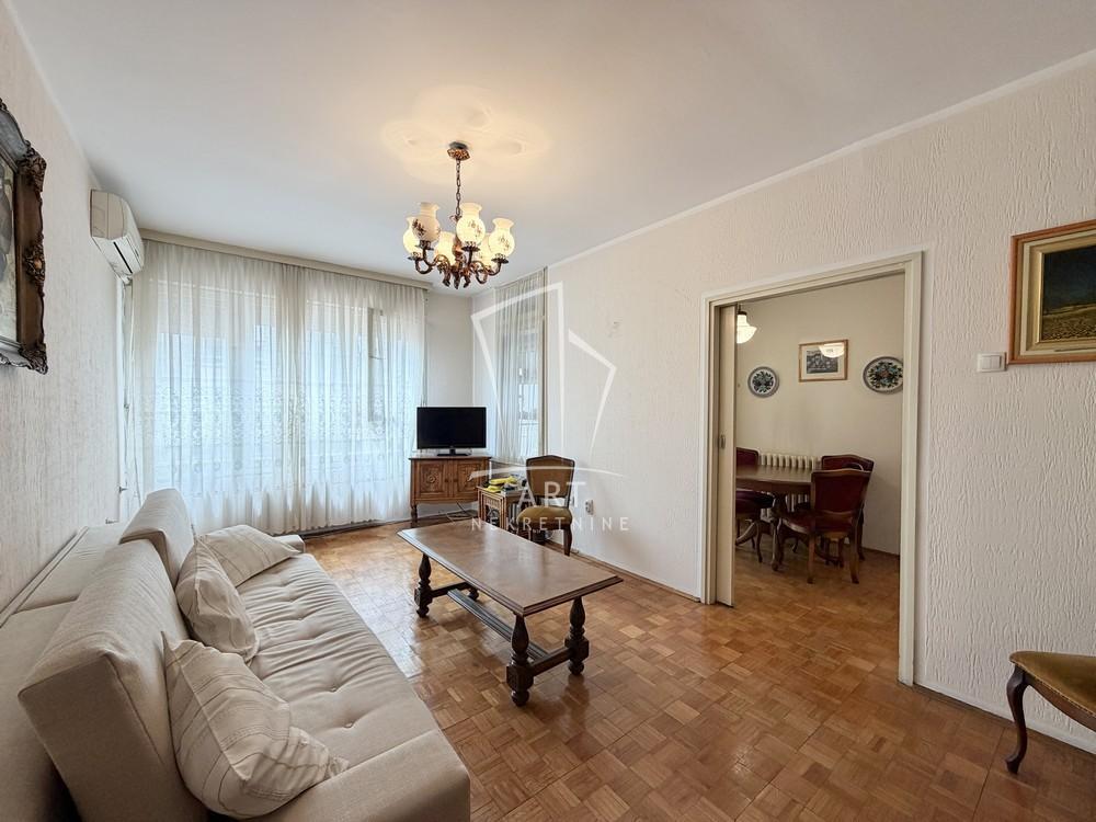 Stan na prodaju u Beogradu, Novi Beograd, dvoiposoban, 71m2, cena 272000 evra