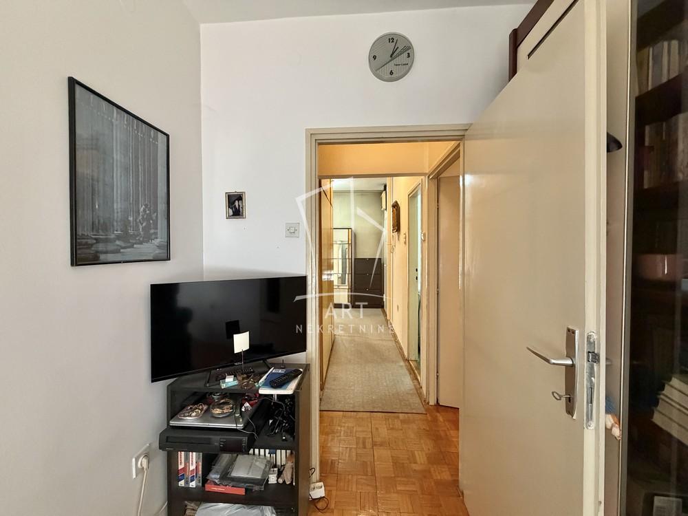 Stan na prodaju u Beogradu, Novi Beograd, dvoiposoban, 71m2, cena 272000 evra