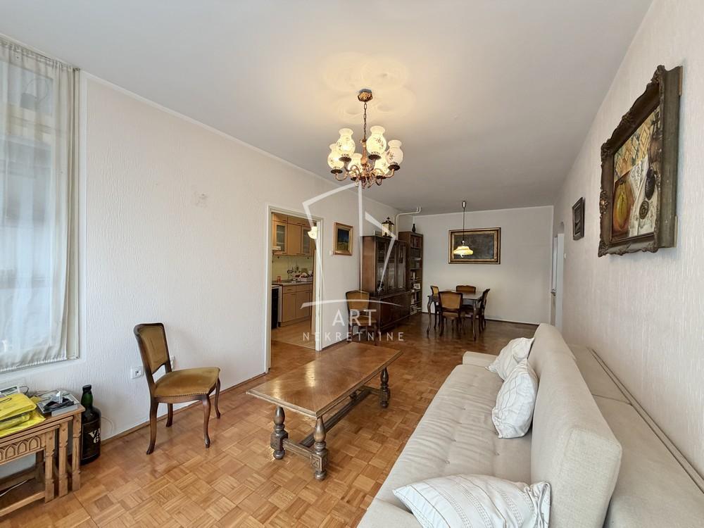 Stan na prodaju u Beogradu, Novi Beograd, dvoiposoban, 71m2, cena 272000 evra